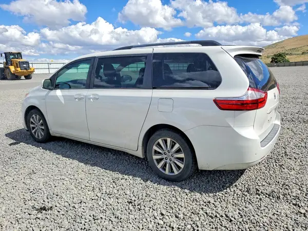 5TDDZ3DC2HS183102 2017 TOYOTA SIENNA - Image 2
