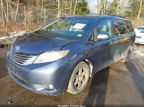 5TDDZ3DC2HS183729 2017 TOYOTA SIENNA - Image 2