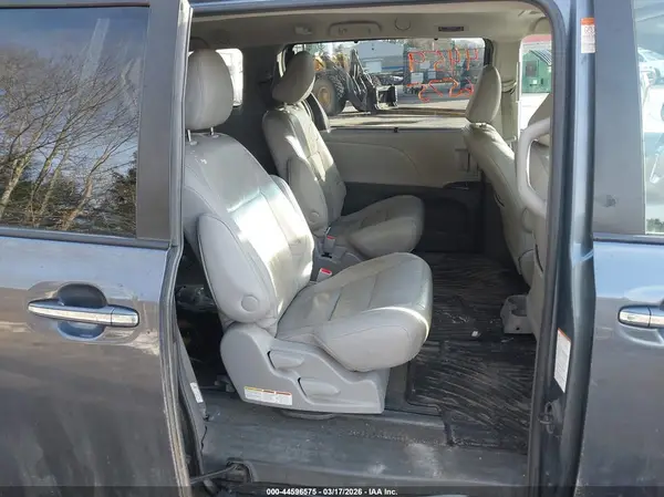 5TDDZ3DC2HS183729 2017 TOYOTA SIENNA - Image 8