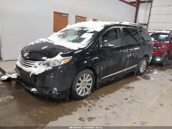 5TDDZ3DC2HS185464 2017 TOYOTA SIENNA - Image 2
