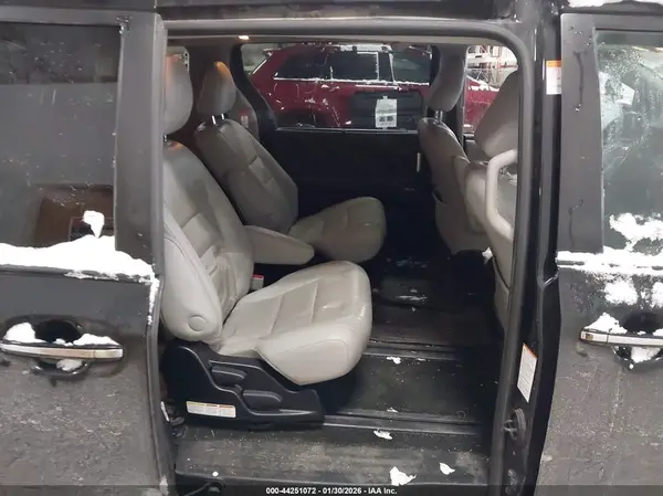 5TDDZ3DC2HS185464 2017 TOYOTA SIENNA - Image 8