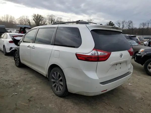 5TDDZ3DC2JS189133 2018 TOYOTA SIENNA - Image 2