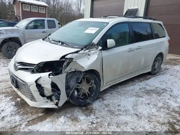 5TDDZ3DC2JS191352 2018 TOYOTA SIENNA - Image 2