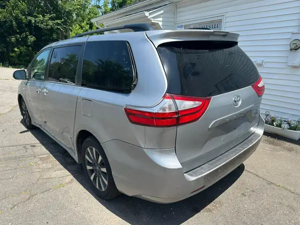 5TDDZ3DC2JS195594 2018 TOYOTA SIENNA - Image 2