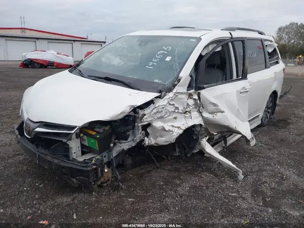5TDDZ3DC2JS196695 2018 TOYOTA SIENNA - Image 2