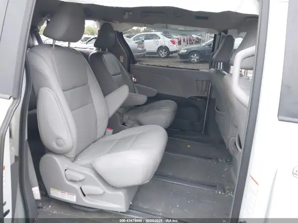 5TDDZ3DC2JS196695 2018 TOYOTA SIENNA - Image 8