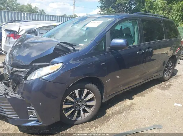 5TDDZ3DC2JS198186 2018 TOYOTA SIENNA - Image 2