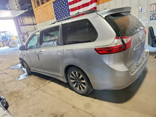 5TDDZ3DC2JS201880 2018 TOYOTA SIENNA - Image 2