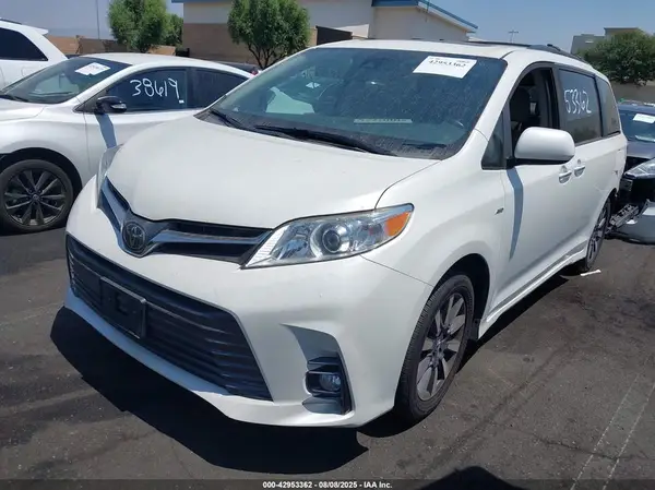 5TDDZ3DC2JS203743 2018 TOYOTA SIENNA - Image 2