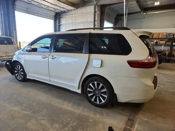 5TDDZ3DC2JS204990 2018 TOYOTA SIENNA - Image 2