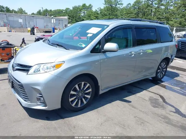5TDDZ3DC2KS210385 2019 TOYOTA SIENNA - Image 2