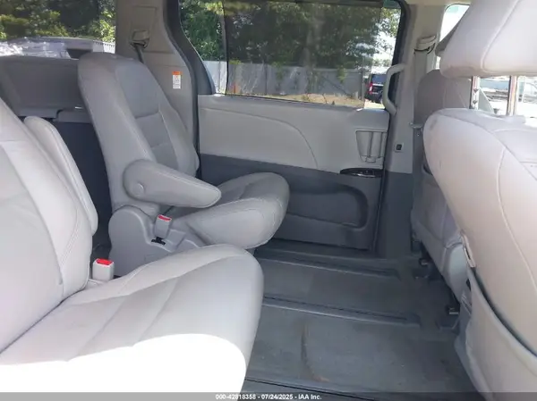 5TDDZ3DC2KS210385 2019 TOYOTA SIENNA - Image 8