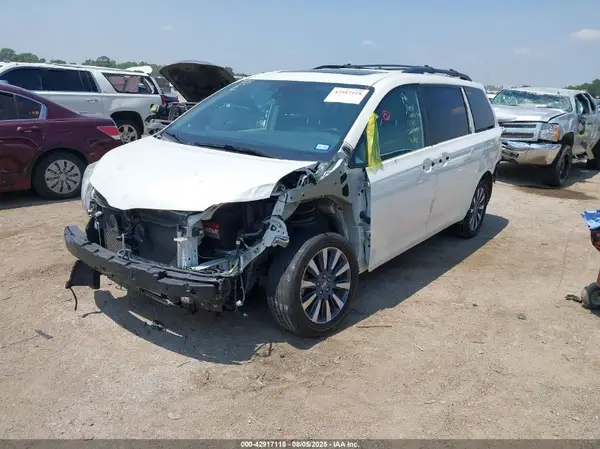 5TDDZ3DC2KS218924 2019 TOYOTA SIENNA - Image 2