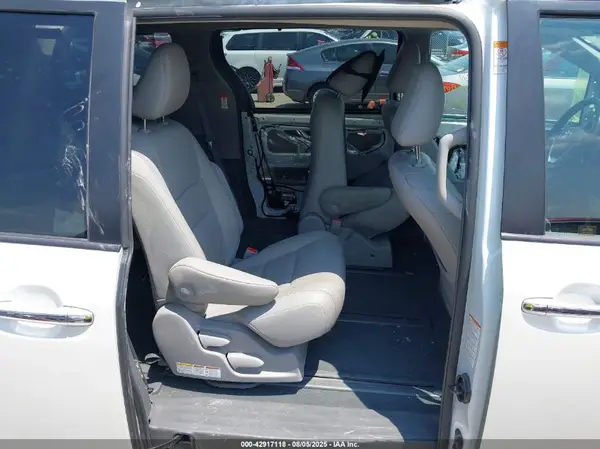 5TDDZ3DC2KS218924 2019 TOYOTA SIENNA - Image 8