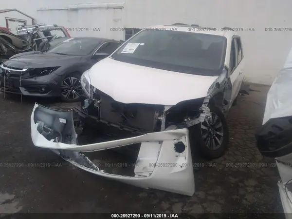 5TDDZ3DC2KS220947 2019 TOYOTA SIENNA - Image 2