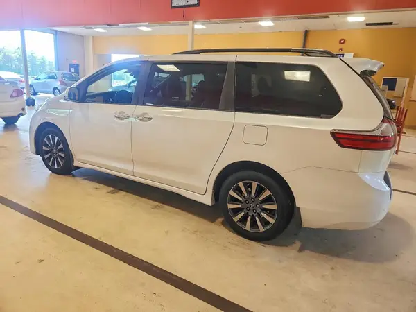 5TDDZ3DC2KS222228 2019 TOYOTA SIENNA - Image 2