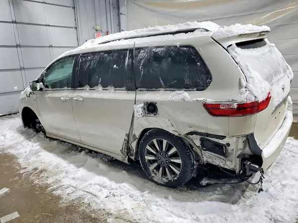 5TDDZ3DC2KS225372 2019 TOYOTA SIENNA - Image 2