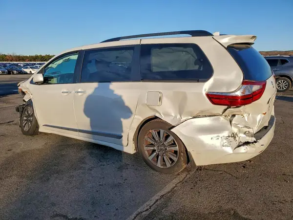 5TDDZ3DC2KS227493 2019 TOYOTA SIENNA - Image 2