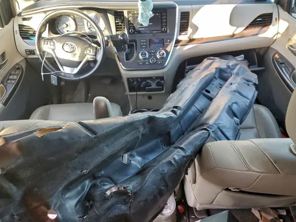 5TDDZ3DC2KS227493 2019 TOYOTA SIENNA - Image 8
