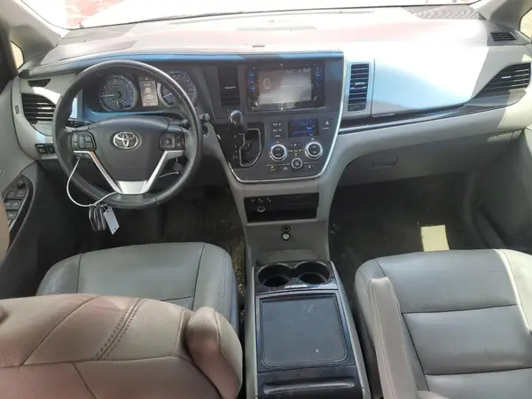 5TDDZ3DC3HS151887 2017 TOYOTA SIENNA - Image 8