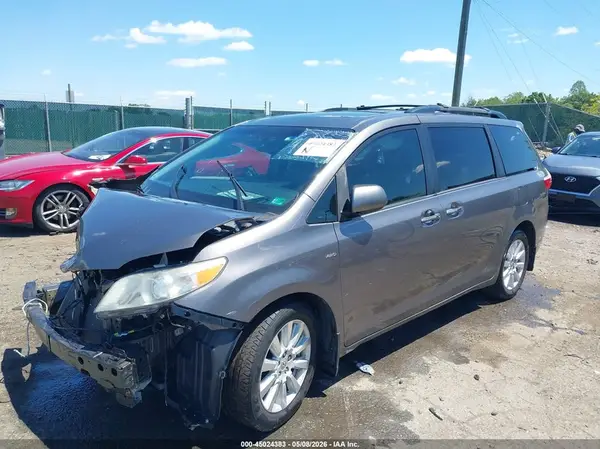 5TDDZ3DC3HS153526 2017 TOYOTA SIENNA - Image 2