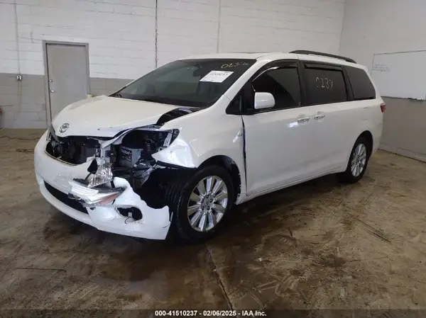 5TDDZ3DC3HS153655 2017 TOYOTA SIENNA - Image 2