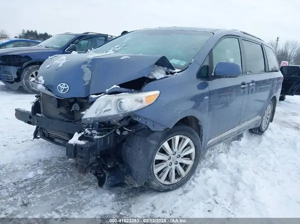 5TDDZ3DC3HS154966 2017 TOYOTA SIENNA - Image 2