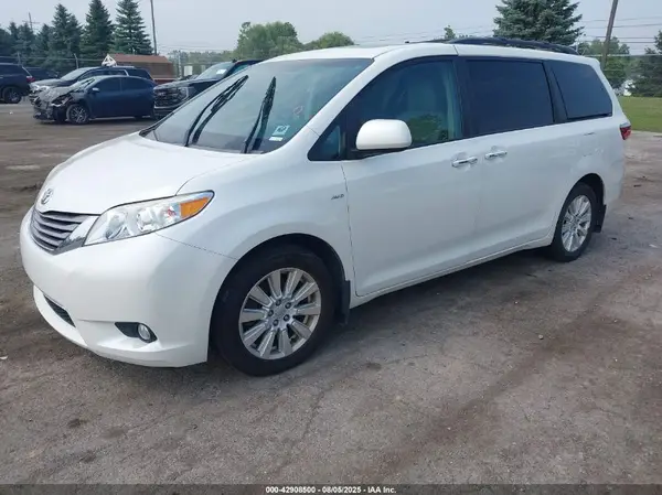 5TDDZ3DC3HS155065 2017 TOYOTA SIENNA - Image 2