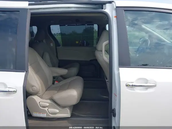 5TDDZ3DC3HS155065 2017 TOYOTA SIENNA - Image 8