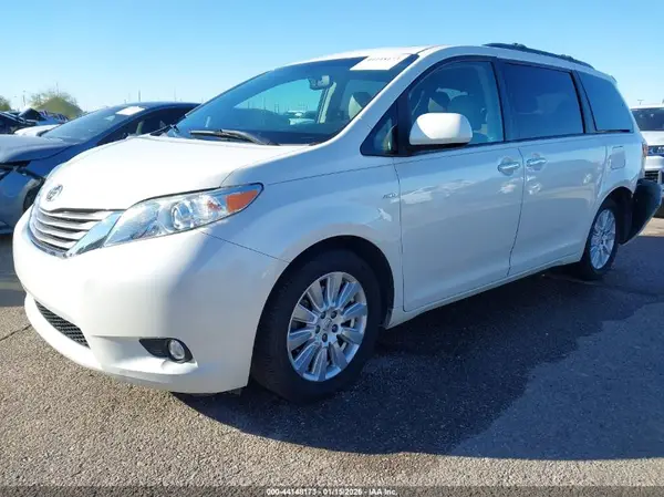 5TDDZ3DC3HS155518 2017 TOYOTA SIENNA - Image 2