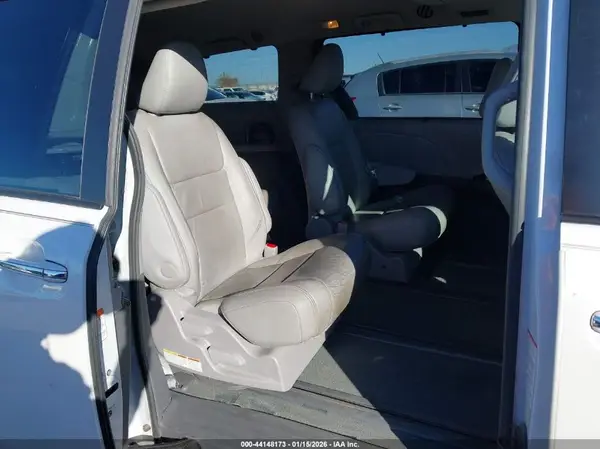 5TDDZ3DC3HS155518 2017 TOYOTA SIENNA - Image 8