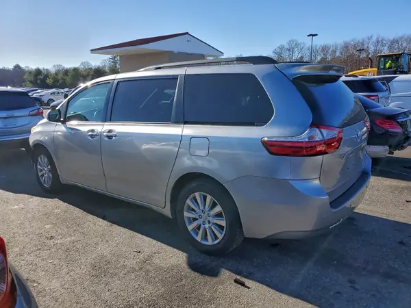 5TDDZ3DC3HS155731 2017 TOYOTA SIENNA - Image 2