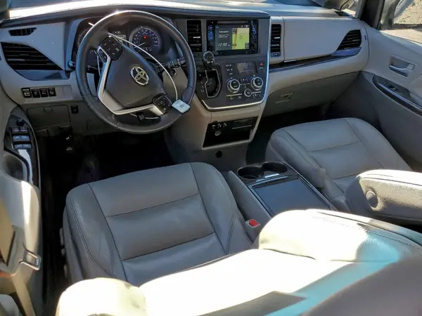 5TDDZ3DC3HS155731 2017 TOYOTA SIENNA - Image 8