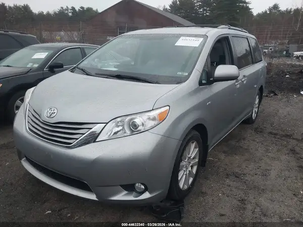 5TDDZ3DC3HS156250 2017 TOYOTA SIENNA - Image 2