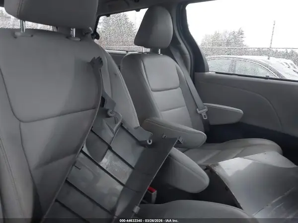 5TDDZ3DC3HS156250 2017 TOYOTA SIENNA - Image 8