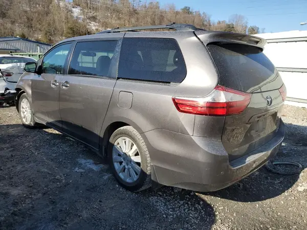 5TDDZ3DC3HS156703 2017 TOYOTA SIENNA - Image 2