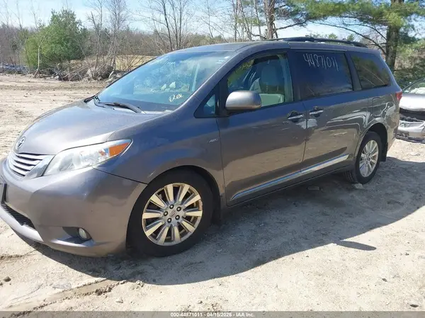 5TDDZ3DC3HS157320 2017 TOYOTA SIENNA - Image 2