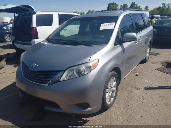 5TDDZ3DC3HS158631 2017 TOYOTA SIENNA - Image 2