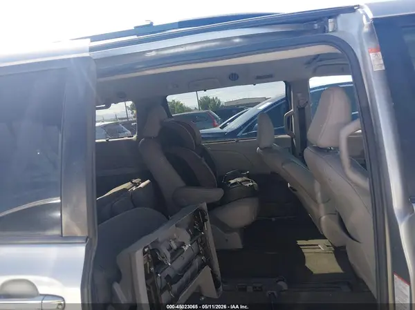 5TDDZ3DC3HS158631 2017 TOYOTA SIENNA - Image 8