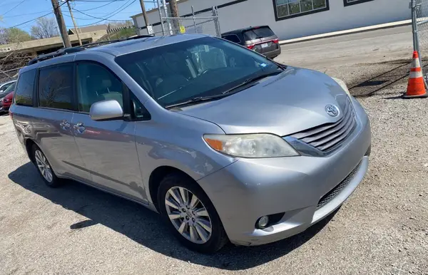 5TDDZ3DC3HS159021 2017 TOYOTA SIENNA - Image 1