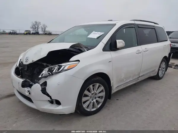 5TDDZ3DC3HS161688 2017 TOYOTA SIENNA - Image 2