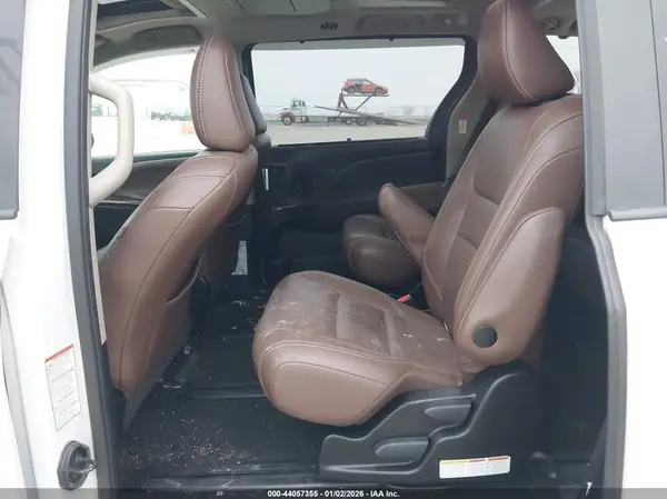5TDDZ3DC3HS161688 2017 TOYOTA SIENNA - Image 8