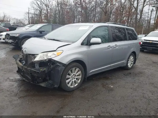 5TDDZ3DC3HS162453 2017 TOYOTA SIENNA - Image 2