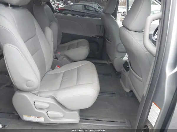 5TDDZ3DC3HS162453 2017 TOYOTA SIENNA - Image 8