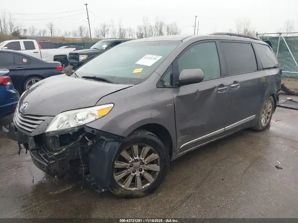 5TDDZ3DC3HS163912 2017 TOYOTA SIENNA - Image 2