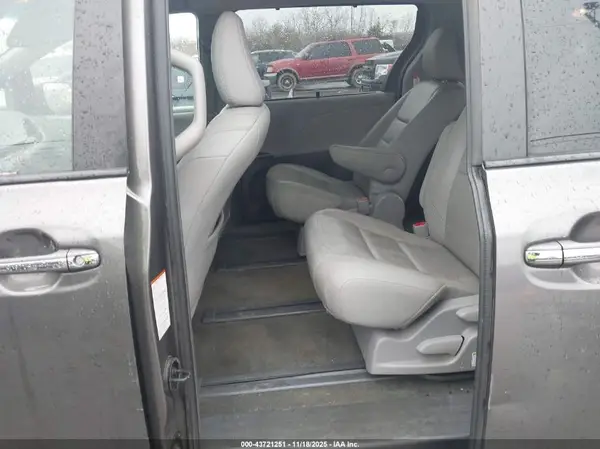 5TDDZ3DC3HS163912 2017 TOYOTA SIENNA - Image 8