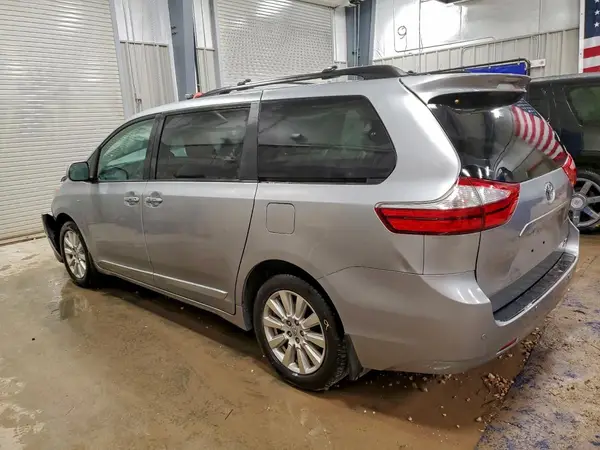 5TDDZ3DC3HS166048 2017 TOYOTA SIENNA - Image 2