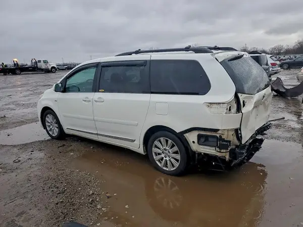 5TDDZ3DC3HS166213 2017 TOYOTA SIENNA - Image 2