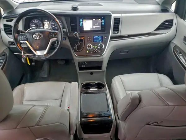 5TDDZ3DC3HS166213 2017 TOYOTA SIENNA - Image 8