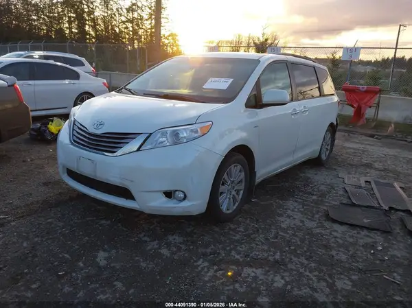 5TDDZ3DC3HS166762 2017 TOYOTA SIENNA - Image 2